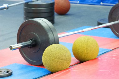 fitness salonunda ağırlık