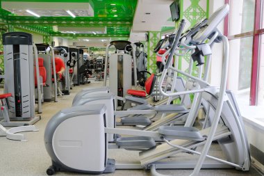 Fitness ekipmanları ile fitness salonu