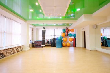  kum torbaları ile fitness salonu