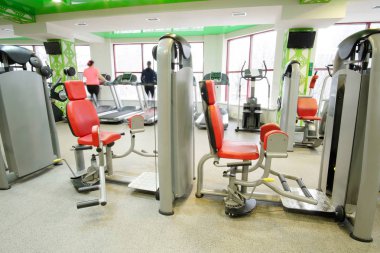  Fitness ekipmanları ile fitness salonu