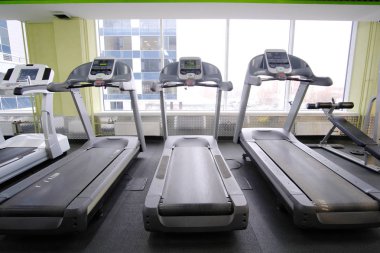 fitness salonunda koşu bandı
