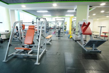 Fitness ekipmanları ile fitness salonu