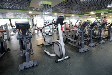  Fitness ekipmanları ile fitness salonu