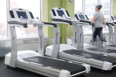 fitness salonunda koşu bandı