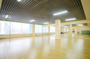İç bir fitness veya dans salonu