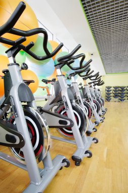 Fitness salonunda Fitness bisiklet