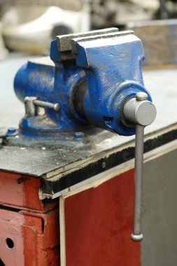 Bir çalışma bankta mengene