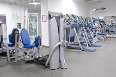 Bir spor salonunun içinde.