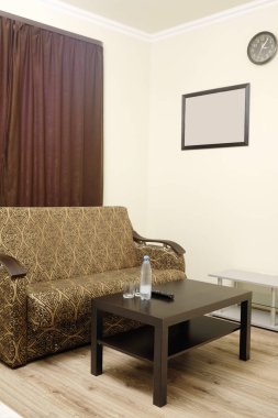 Bir otel odasının içinde.