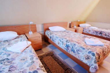 Bir otel odasının içinde.
