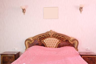 Bir otel odasının içinde.
