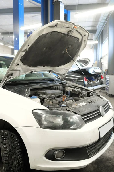 Araba açık bir kukuleta ile 