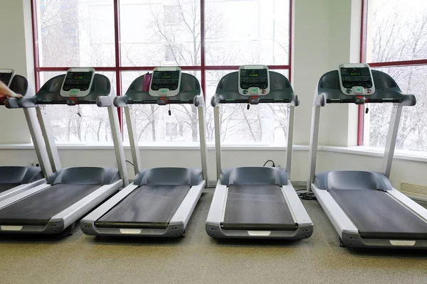 fitness salonunda koşu bandı