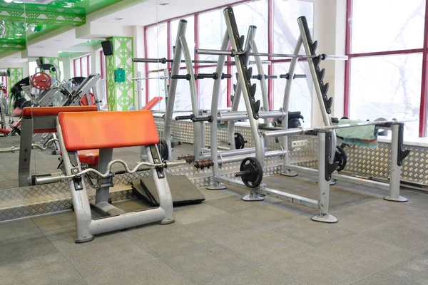 Salle de fitness avec équipement de fitness — Photo