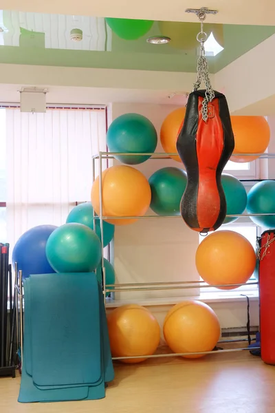 Sala fitness con sacco da boxe — Foto Stock