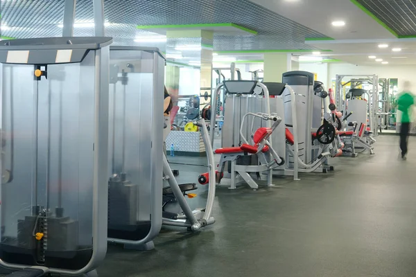 Sala de fitness com equipamento de fitness — Fotografia de Stock