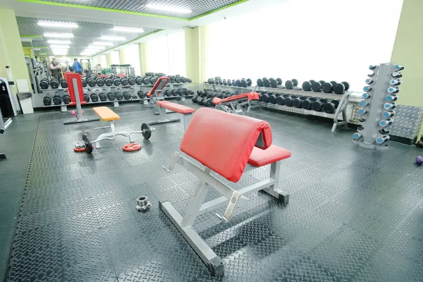 Salle de fitness avec équipement de fitness — Photo