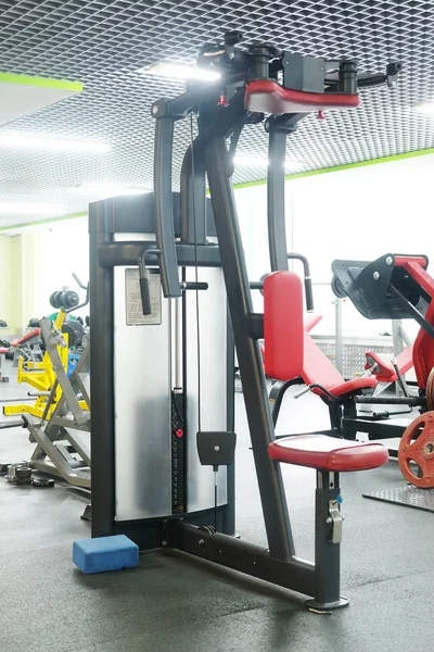 Fitness ekipmanları ile fitness salonu — Stok fotoğraf