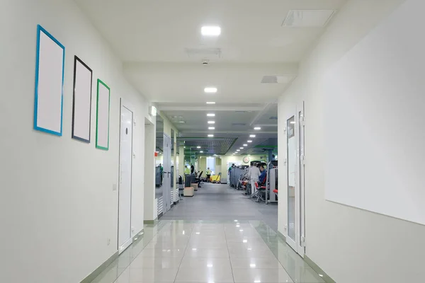 Interior del pasillo moderno en el gimnasio — Foto de Stock