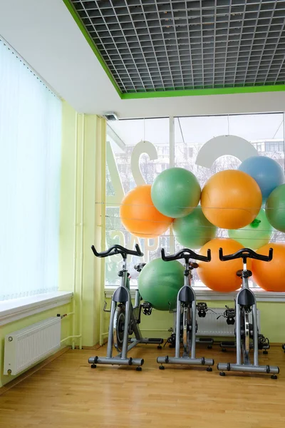 Фітнес зал зі спортивними велосипедами в ньому — стокове фото