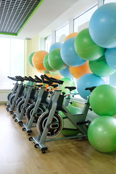在它的运动自行车健身大厅 — 图库照片