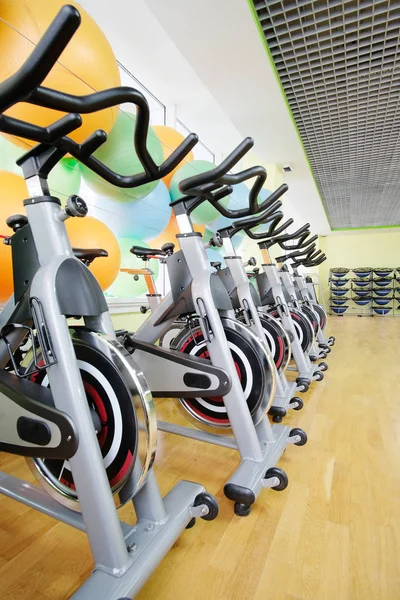 Bicicletas de fitness em uma sala de fitness — Fotografia de Stock