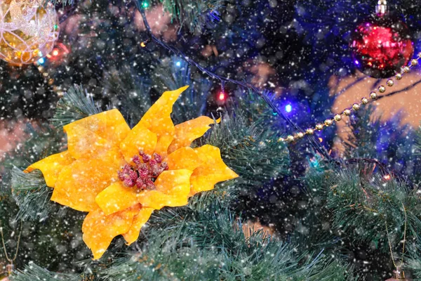 Imagen de un árbol de navidad decorado — Foto de Stock