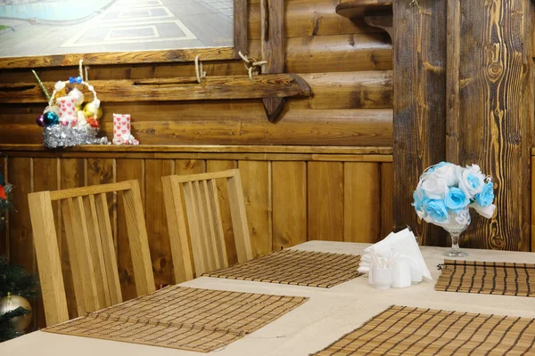 Innenraum eines Cafés in einem Holzhaus — Stockfoto