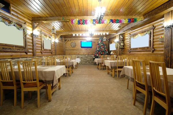 Interior de um café em uma casa de madeira — Fotografia de Stock