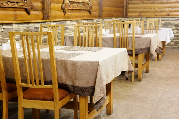 Interior de um café em uma casa de madeira — Fotografia de Stock