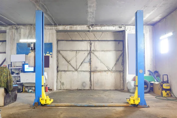 Elevador em uma estação de reparo de carro vazio — Fotografia de Stock