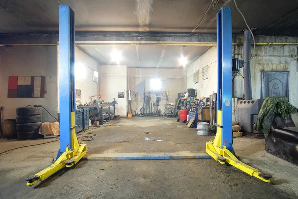 Lift in een lege auto reparatie station — Stockfoto