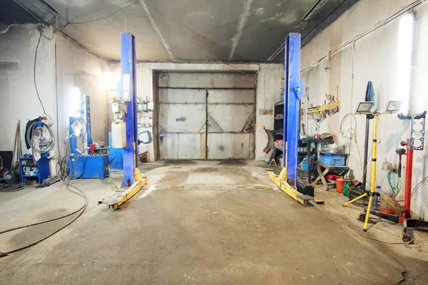 Lift in an empty car repair station — Stock Photo, Image