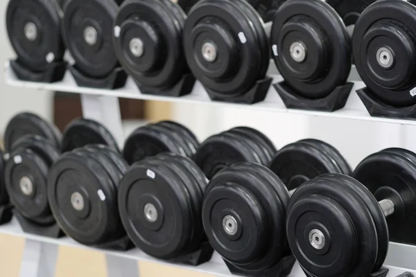 Halteres em uma sala de fitness — Fotografia de Stock