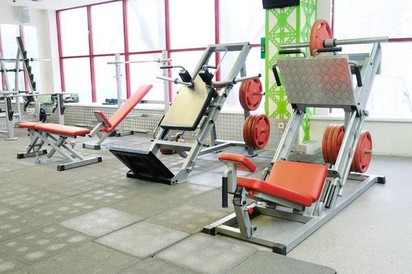 Fitness ekipmanları ile fitness salonu — Stok fotoğraf