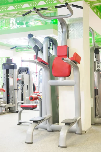 Fitness zaal met fitnessapparatuur — Stockfoto