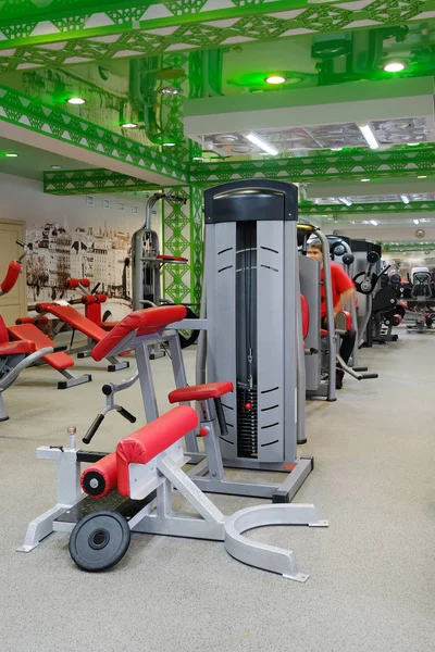 Sala fitness con attrezzi fitness — Foto Stock