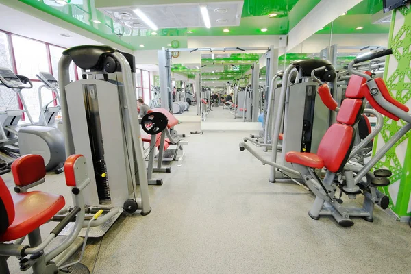 Salle de fitness avec équipement de fitness — Photo