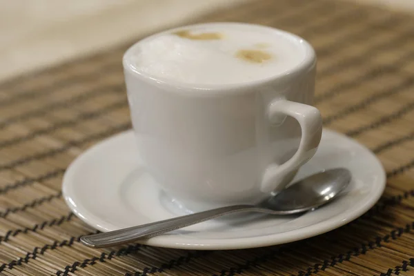 Filiżankę kawy na stole — Zdjęcie stockowe