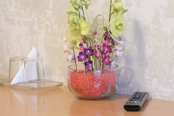 Bloemen staat op een tafel — Stockfoto