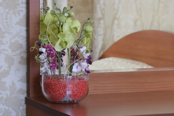 Flowers stands on a table — Stock Photo, Image