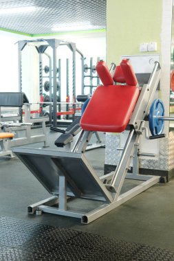 Fitness ekipmanları ile fitness salonu