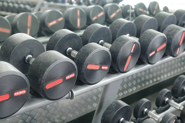 Manubri in una sala fitness — Foto Stock