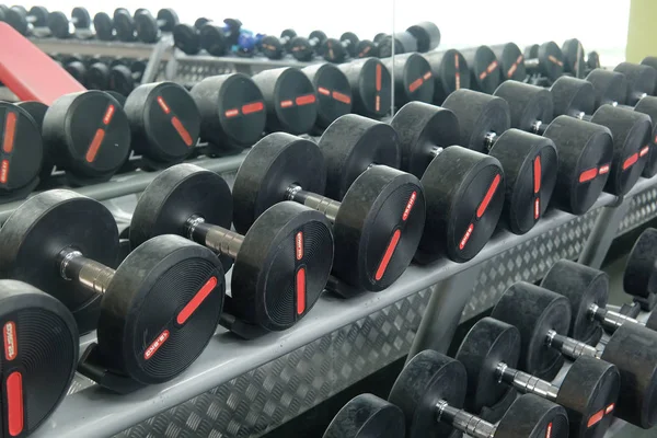 Dumbbells in a fitness hall — Stock Photo, Image