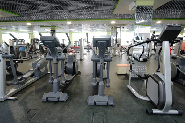 Fitnessraum mit Fitnessgeräten — Stockfoto