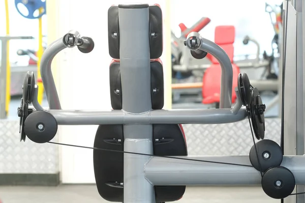 Sala de fitness com equipamento de fitness — Fotografia de Stock