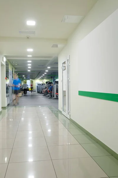 Современный коридор в фитнес-зале — стоковое фото