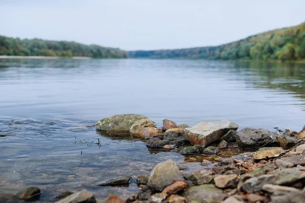 Foto van rivier de kant — Stockfoto