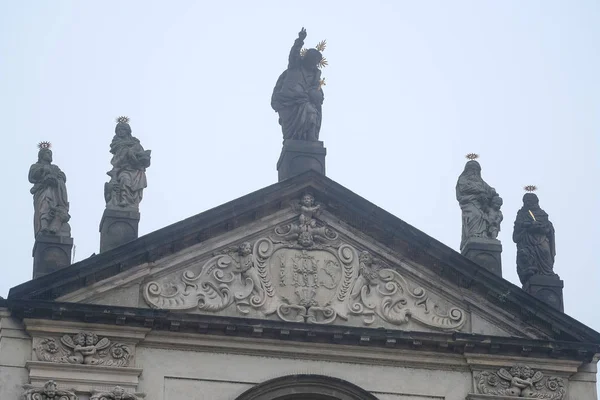 Monument på en byggnad i ett center i Prag — Stockfoto