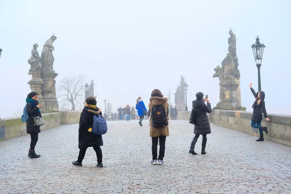 Monumento na ponte Charles em um centro de Praga — Fotografia de Stock